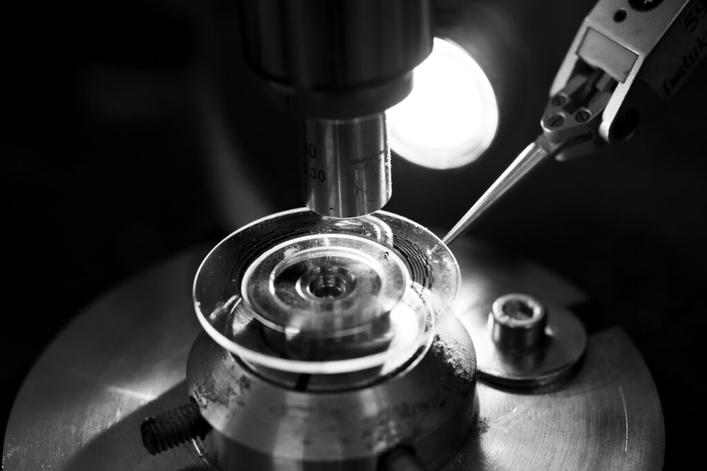 Disc Hub Gluing Through Microscope